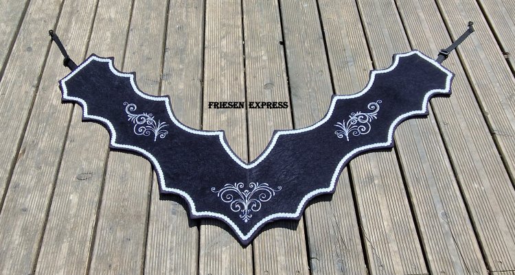 (Bild für) Barockes Vorderzeug mit Stickereien - zum Schließen ins Bild klicken