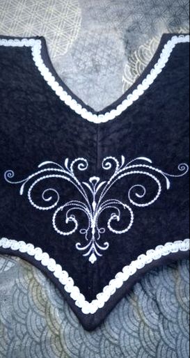 (Bild für) Barockes Vorderzeug mit Stickereien - zum Schließen ins Bild klicken